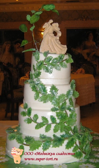Белый Свадебный торт с зеленой листвой